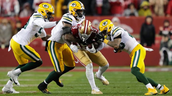 49ers receiver Deebo Samuel makes a play against the Packers.